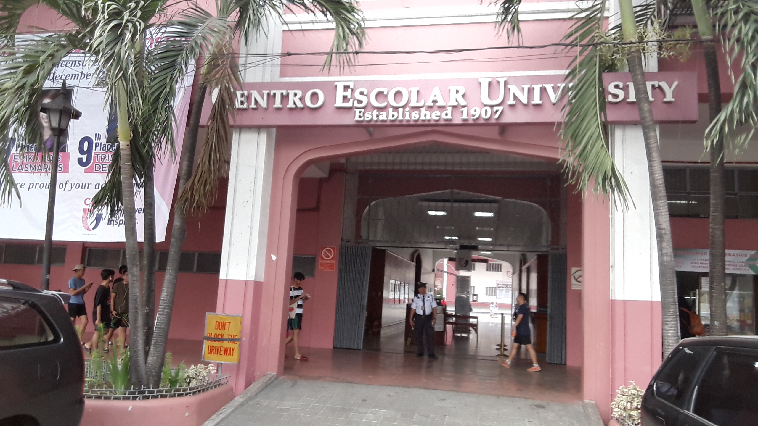セントロエスカラー大学（Centro Escolar University )の入口