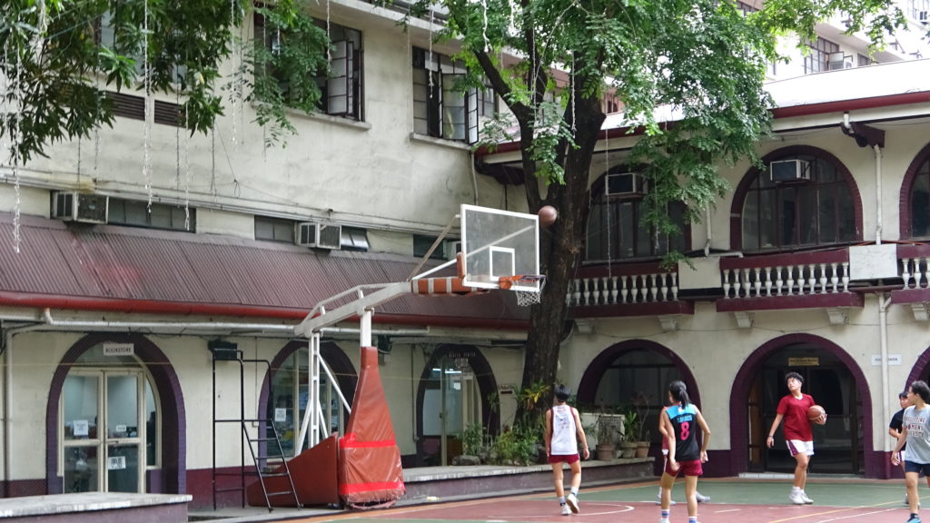 ファー・イースタン大学（Far Eastern University）のバスケットボールコート
