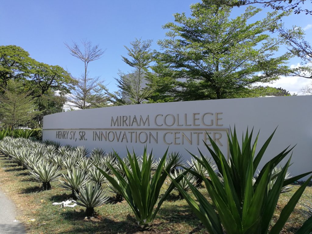 ミリアム大学（Miriam College）の入口