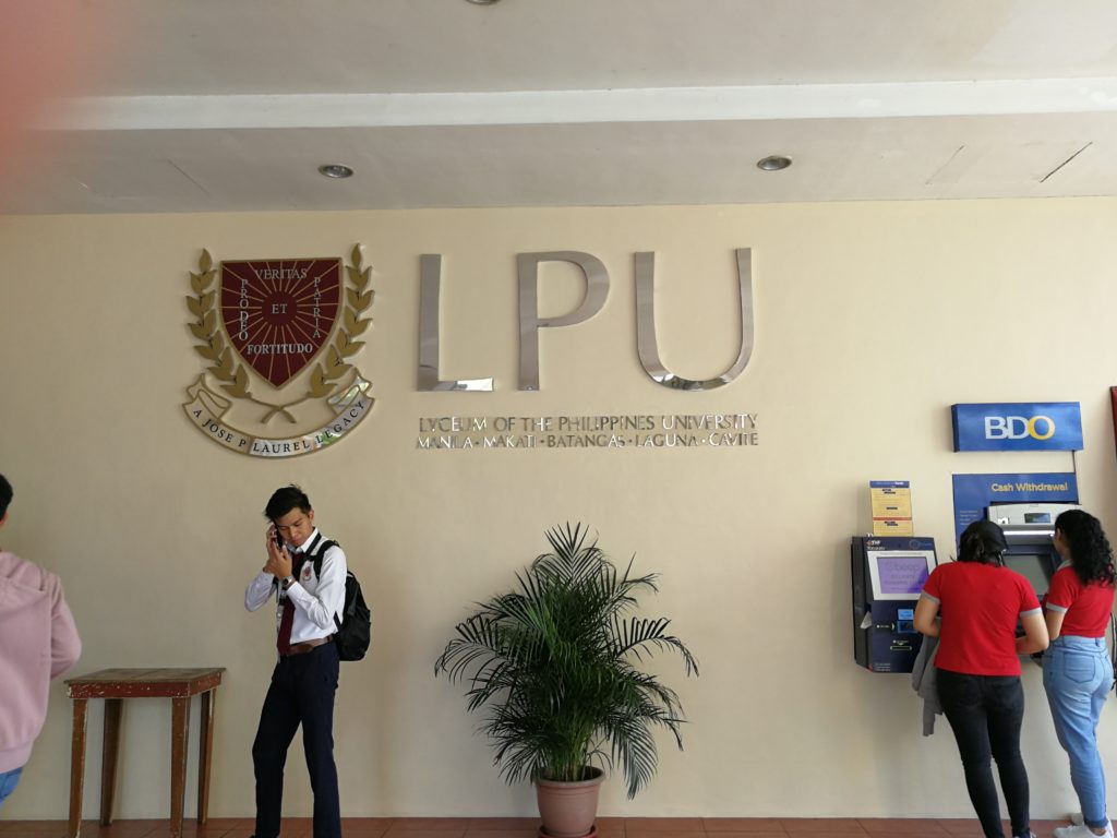 リセウム・オブ・ザ・フィリピン大学（Lyceum of the Philippines University）のメインゲート