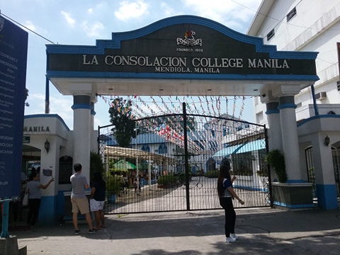 ラコンソラチオンカレッジ（La Consolacion College）の正面玄関