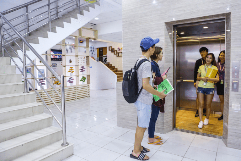 SMEAG(エスエムイーエージー)のオフィス前