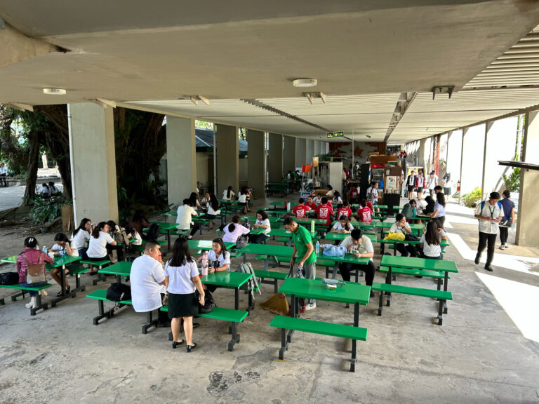 ラサール大学-屋外フードコート-scaled