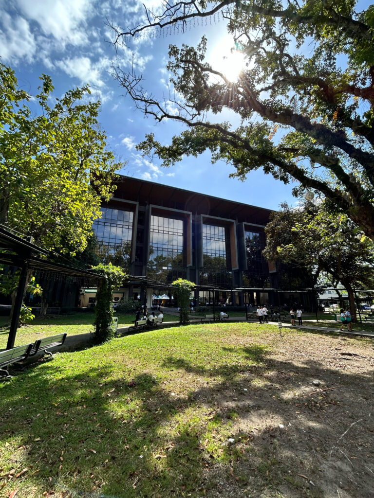 ラサール大学-校舎-scaled