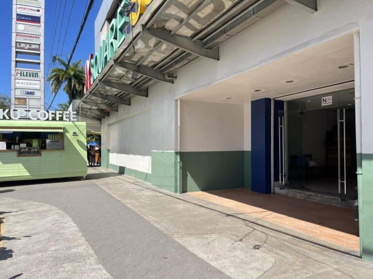 学校前は人通りが多く安全