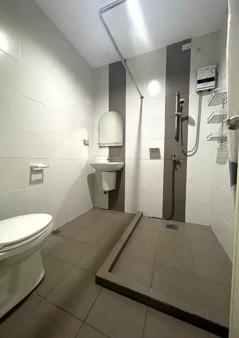 GLC_Dorm_Shower_room1