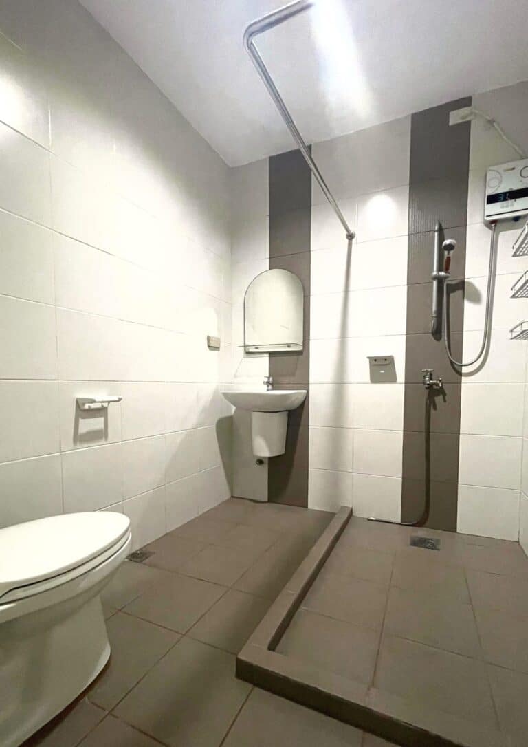 GLC_Dorm_Shower_room2