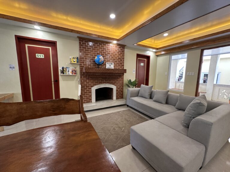 shared living room for women_03