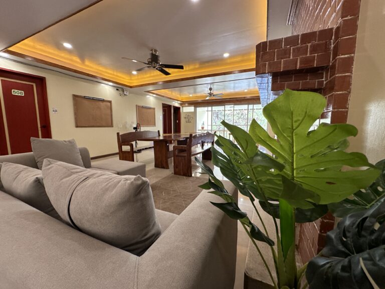 shared living room for women_04