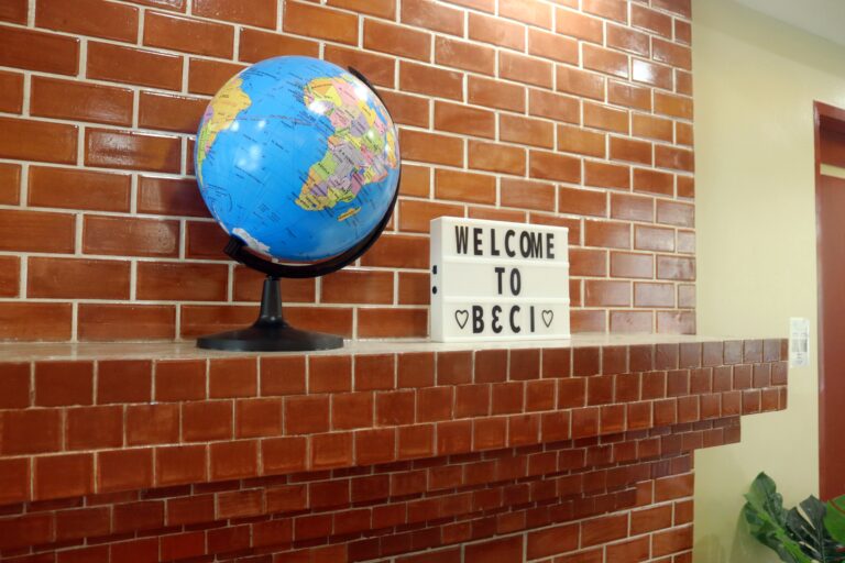 shared living room for women_05