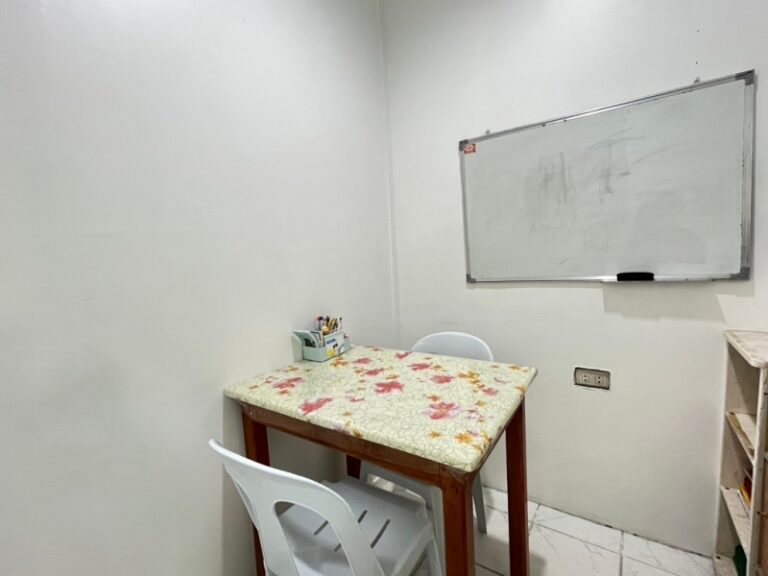 1-1 classroom2_Fella2