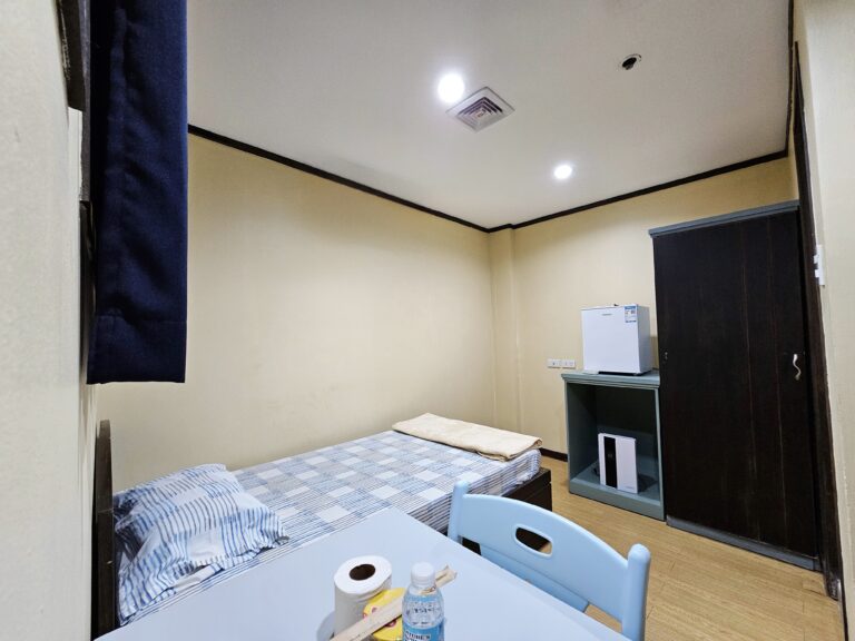 1.Single Room(no outside window)1