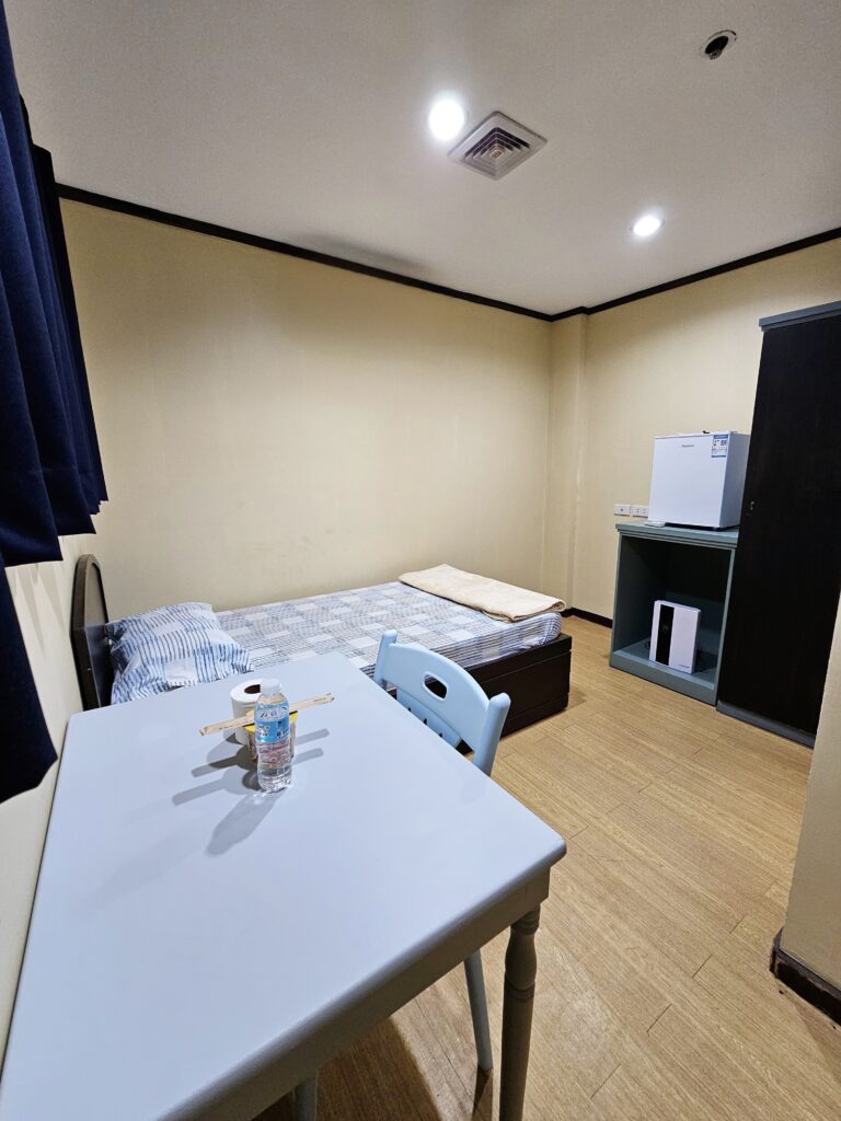 1.Single Room(no outside window)2