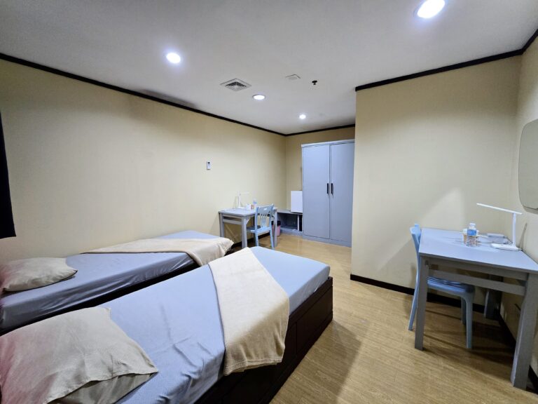 2.Twin Room(no outside window)1