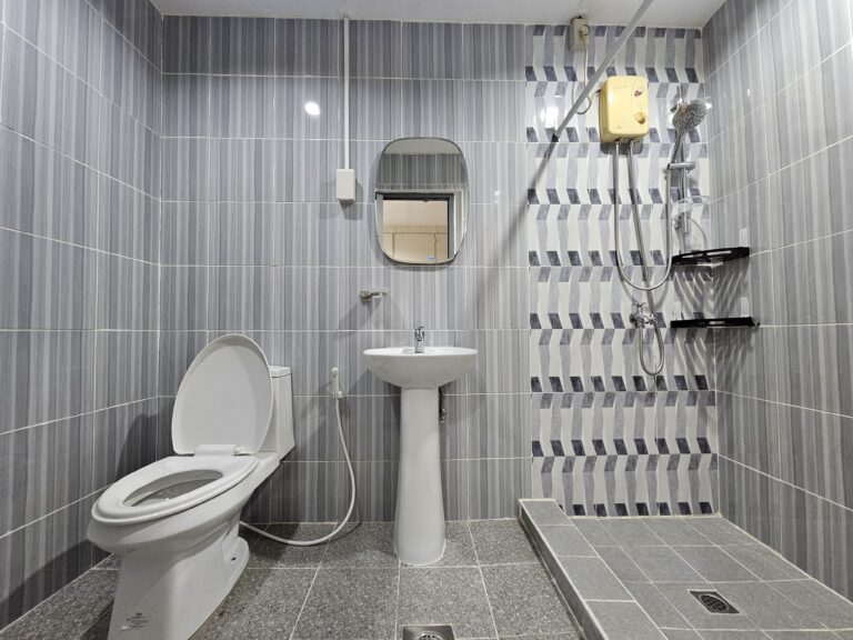 3.Premium Quad Toilet3