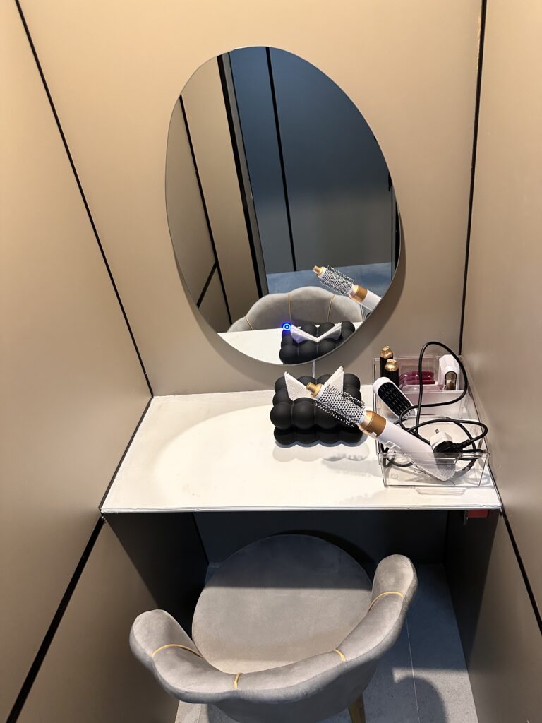 Make-up Room 化粧ルーム2